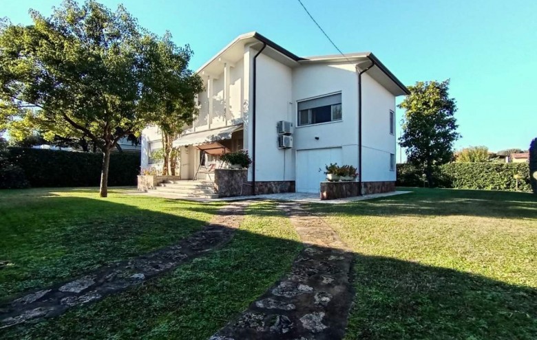 Villa singola in affitto a Pietrasanta