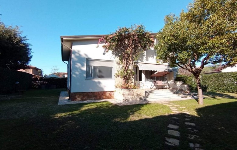 Villa singola in affitto a Pietrasanta