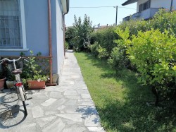 casa-singola-libera-su-quattro-lati-con-giardino