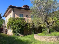 villa-singola-con-piscina-e-ampio-giardino