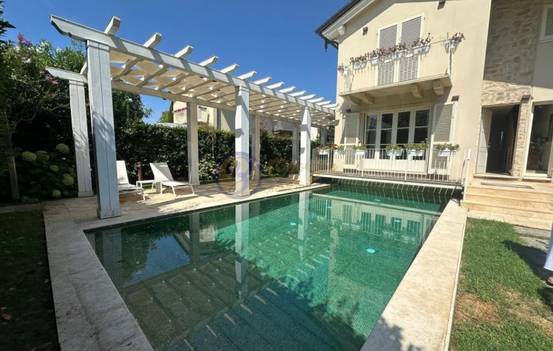 Villa singola in vendita a Pietrasanta