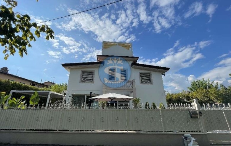 Villa singola in affitto a Pietrasanta