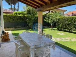 marina-di-pietrasanta-appartamento-a-pterra-in-villa-con-giardino-stagione-estiva