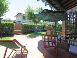 forte-dei-marmi-centralissima-villa-vicina-al-mare-3-camere-8-pletto-affitto-a-setti