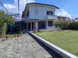 elegante-villa-bifamiliare-a-800-metri-dal-mare-a-vittoria-apuana-forte-dei-marmi