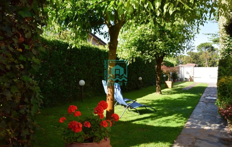 Bifamiliare in vendita a Camaiore