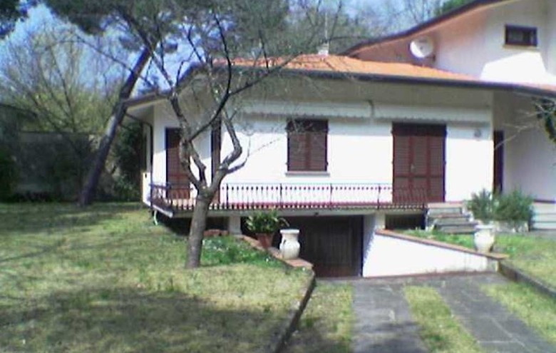 Bifamiliare in affitto a Massa