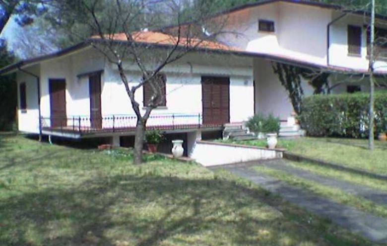 Bifamiliare in affitto a Massa