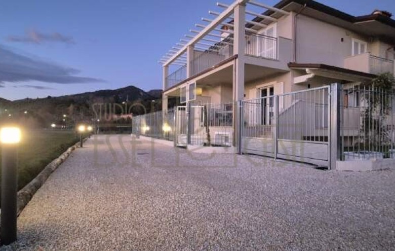 Bifamiliare in vendita a Camaiore