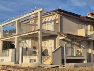 Bifamiliare in vendita a Capezzano Pianore