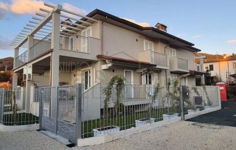 Bifamiliare in vendita a Camaiore