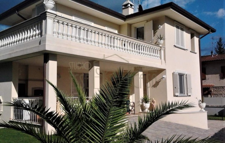 Villa singola in vendita a Camaiore