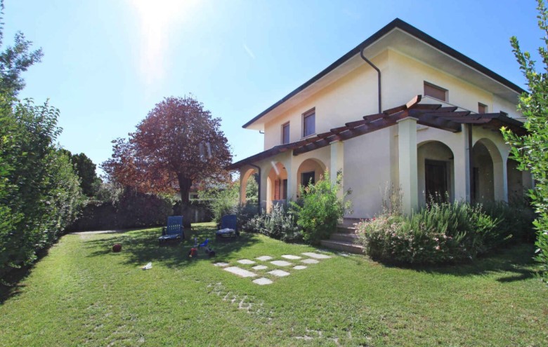 Bifamiliare in affitto a Forte dei Marmi