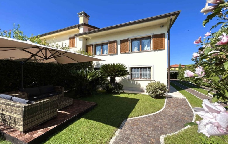 Bifamiliare in affitto a Forte dei Marmi