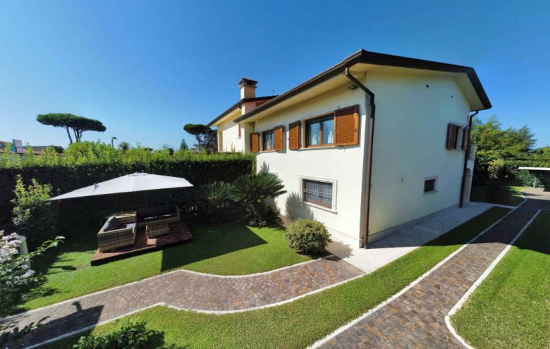 Bifamiliare in affitto a Forte dei Marmi