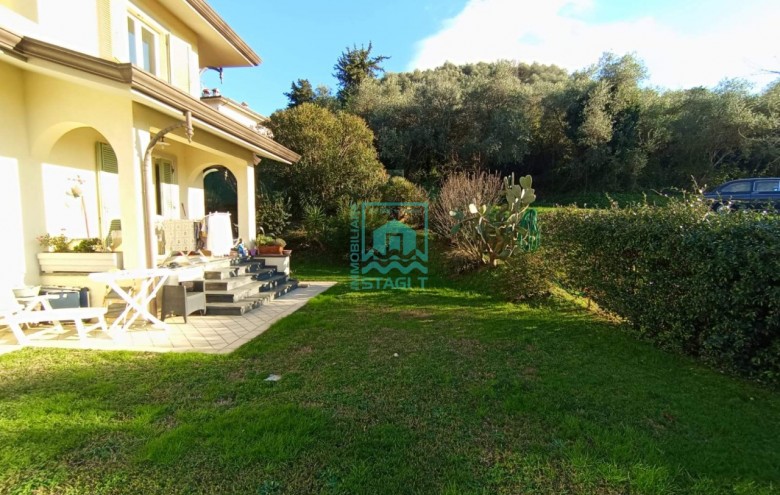 Villa singola in vendita a Camaiore