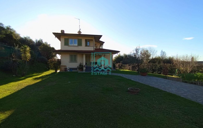 Villa singola in vendita a Camaiore