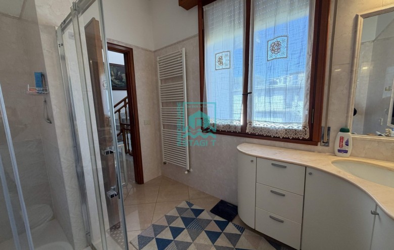 Bifamiliare in vendita a Camaiore